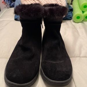 Bare trap fur boots